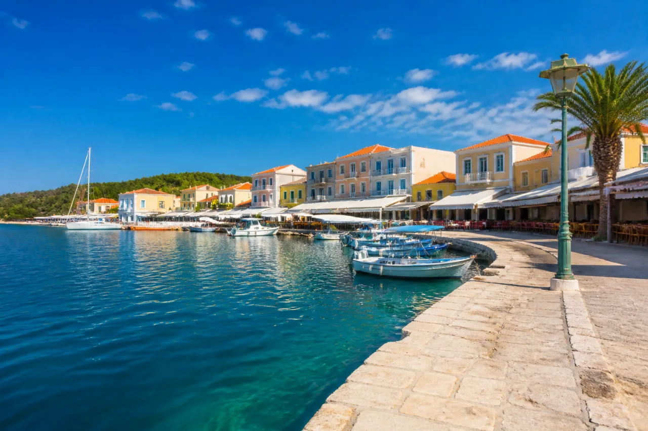 Συνελήφθησαν δύο ανήλικοι στην Ερέτρια για φωτιά από ρίψη κροτίδων — προσαγωγές και στους γονείς