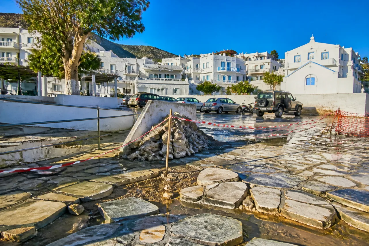 Δανακός Νάξου: Η μοναδική πλατεία ρημάζει, οι κάτοικοι ζητούν άμεση αποκατάσταση