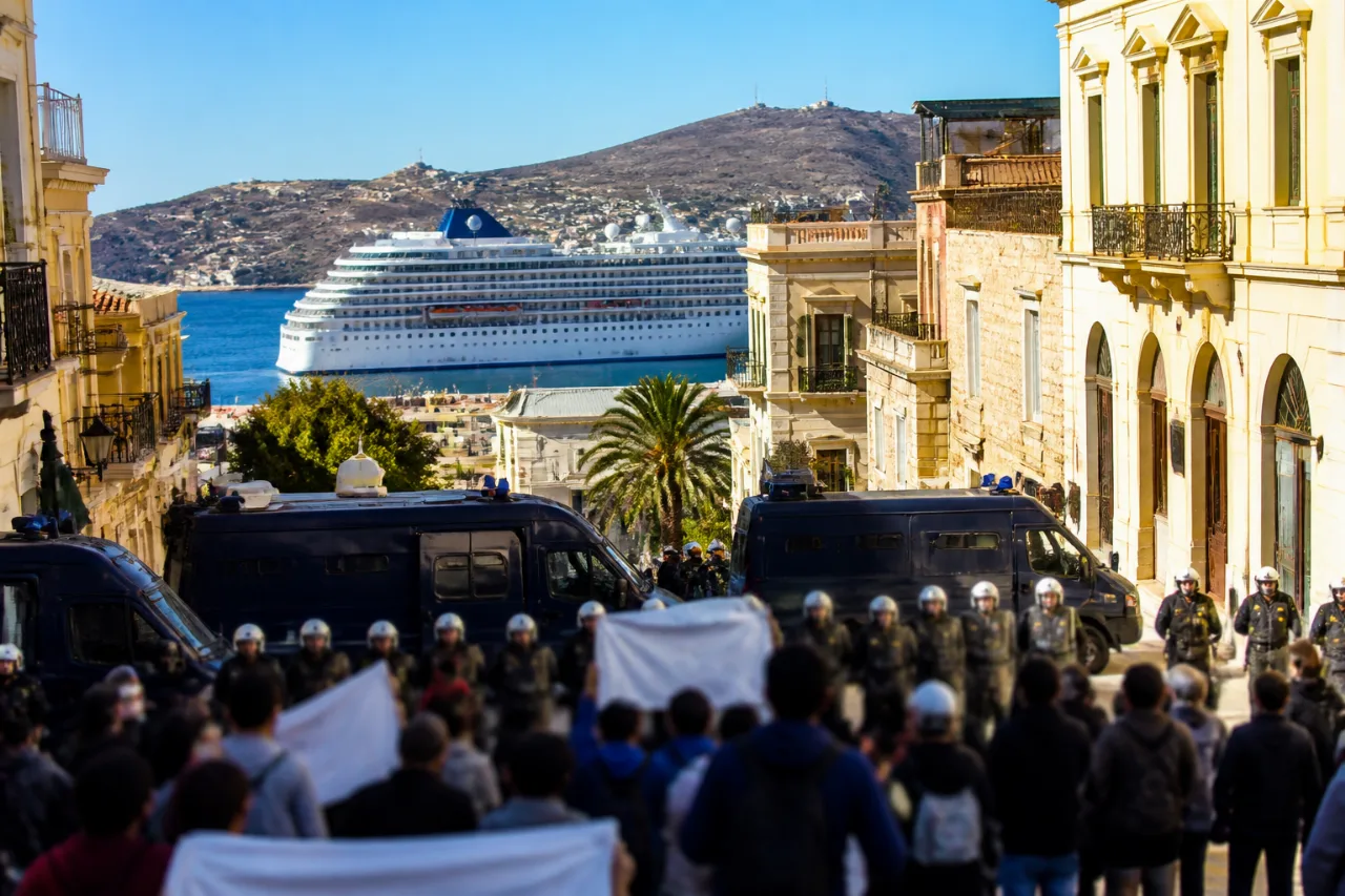 Συγκεντρώσεις και ισχυρή αστυνομική παρουσία στην Ερμούπολη για την άφιξη του Crown Iris