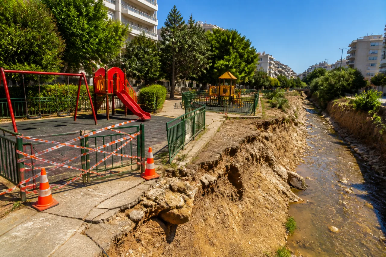 Άγιος Δημήτριος: Κλειστές δύο παιδικές χαρές λόγω επικινδυνότητας στο ρέμα Πικροδάφνης