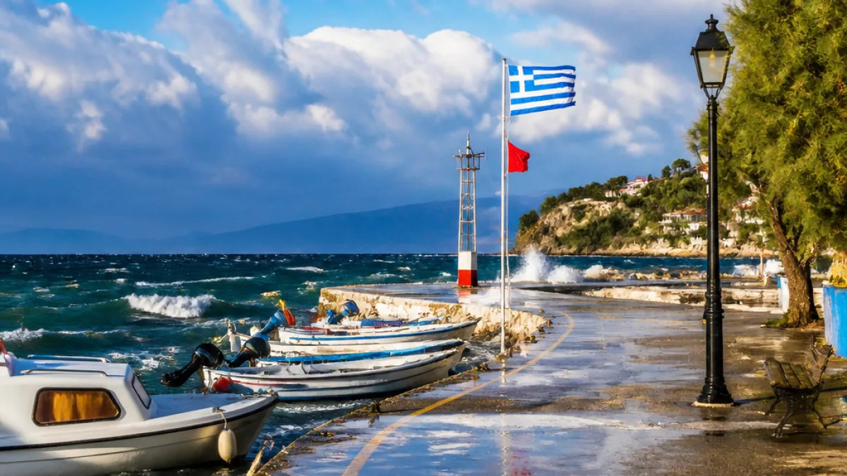 Αίθριος αλλά μεταβλητός καιρός στις Σποράδες — ενισχυμένο μελτέμι και πιθανές τοπικές βροχές