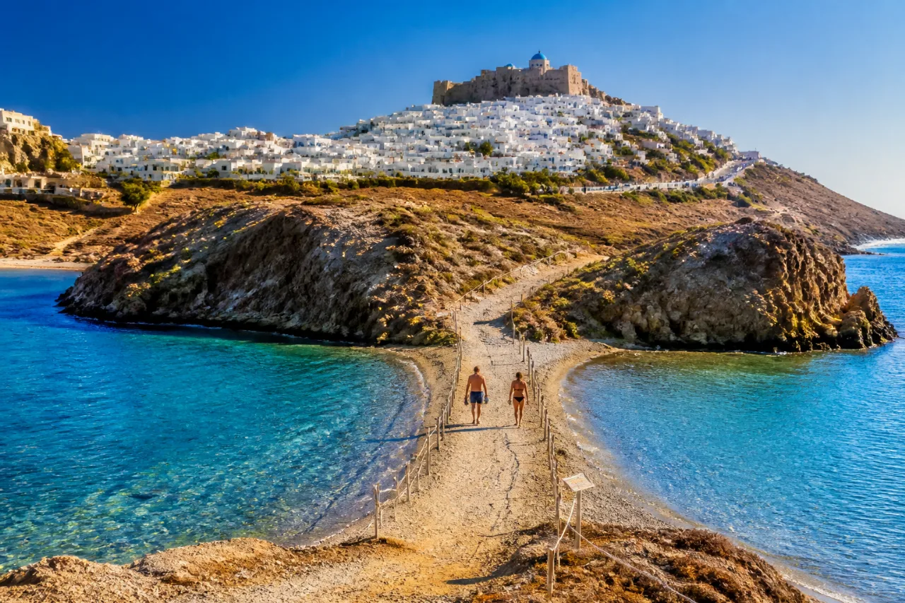 Αστυπάλαια: Το «Στενό» στο επίκεντρο – η παραλία που ενώνει Μέσα και Έξω νησί