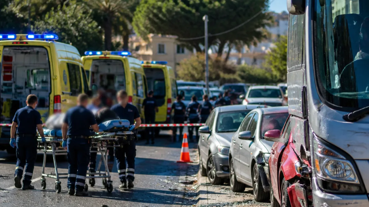 Χερσόνησος: ΙΧ παρέσυρε τέσσερα σταθμευμένα οχήματα — κινητοποίηση ΕΚΑΒ και έρευνα
