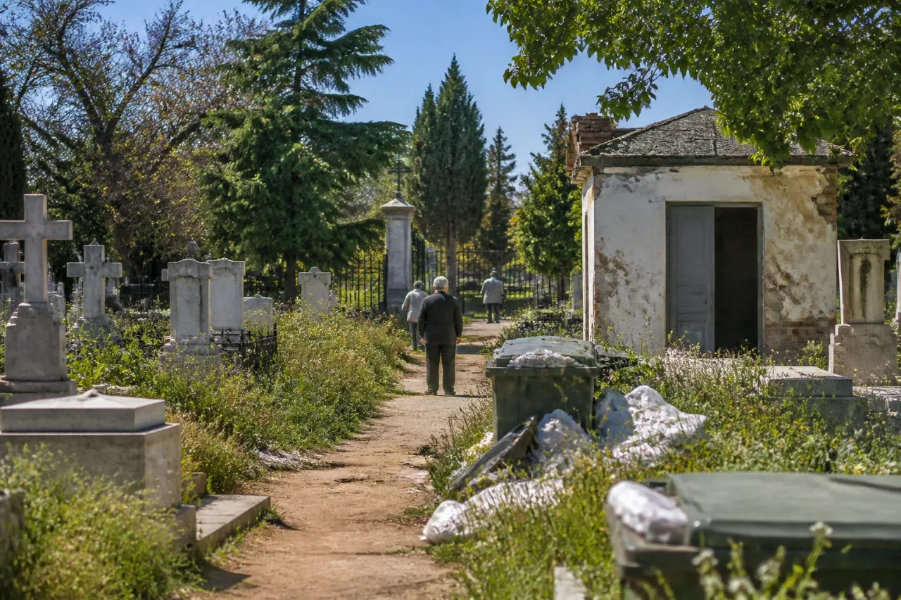 Εγκατάλειψη στο Α’ Νεκροταφείο Αλεξανδρούπολης προκαλεί ανησυχία στους κατοίκους