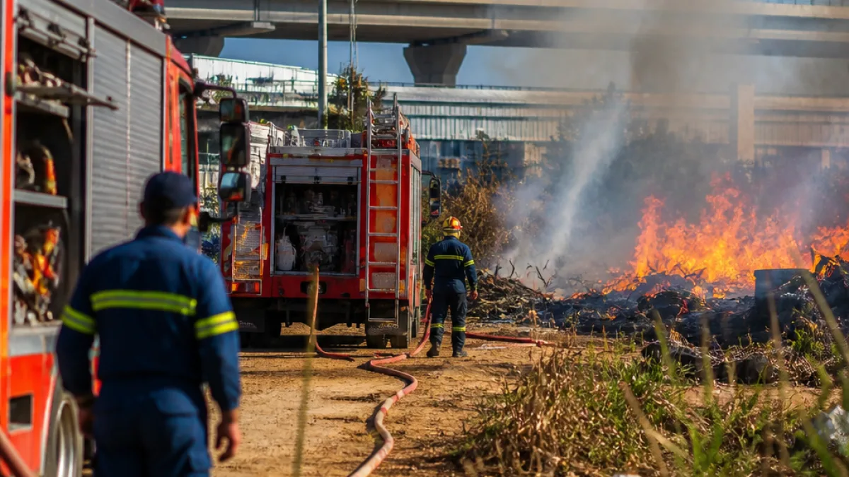 Ελευσίνα: Υπό έλεγχο φωτιά σε οικόπεδο επιχείρησης κοντά στην Αττική Οδό