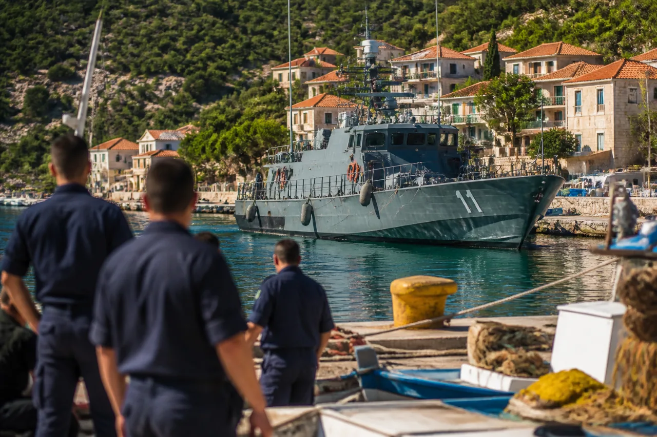 Ενισχυμένες ναυτικές περιπολίες στο Ιόνιο — η ΤΠΚ «Ρουσσέν» προσέγγισε την Ιθάκη