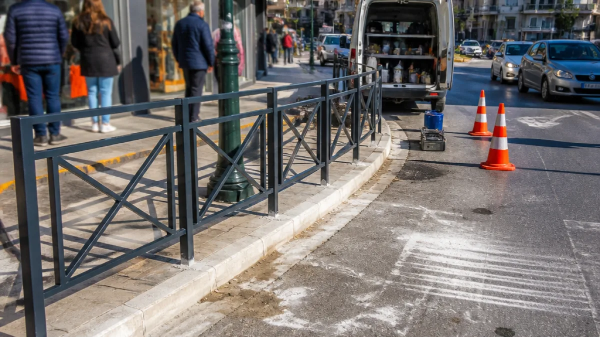 Επανεγκαταστάθηκαν τα προστατευτικά κάγκελα στην οδό Κομνηνών — τέλος στην επικίνδυνη εκκρεμότητα