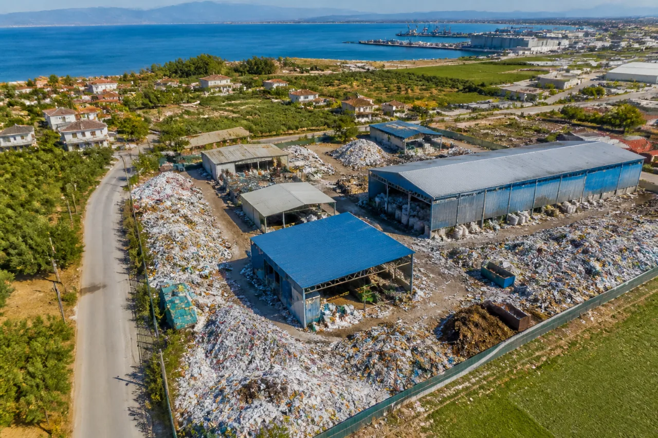 Επιχείρηση ανακύκλωσης στο Καλοχώρι: σύλληψη και καταγγελίες για εκτεταμένη περιβαλλοντική ρύπανση