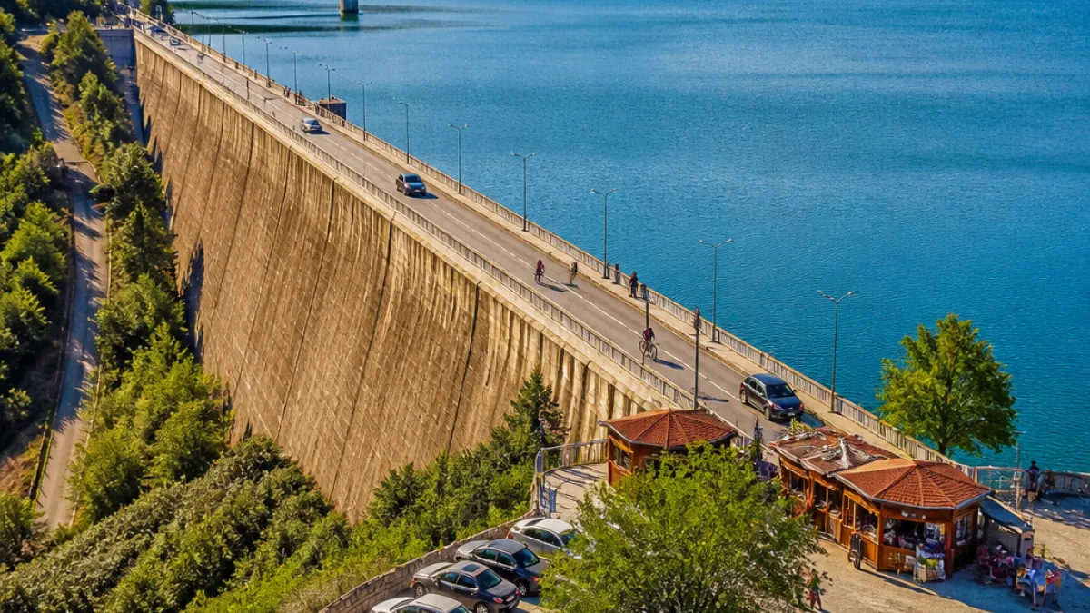 Η διαδρομή πάνω στο φράγμα της Λίμνης Πλαστήρα: τοπικός πόλος έλξης με τεχνική και περιβαλλοντική αξία