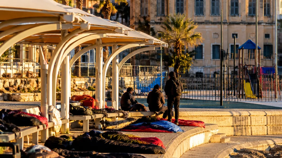 Ιεράπετρα: 42 μετανάστες κοιμήθηκαν στην παραλιακή πλατεία μετά από απόρριψη του χώρου φιλοξενίας