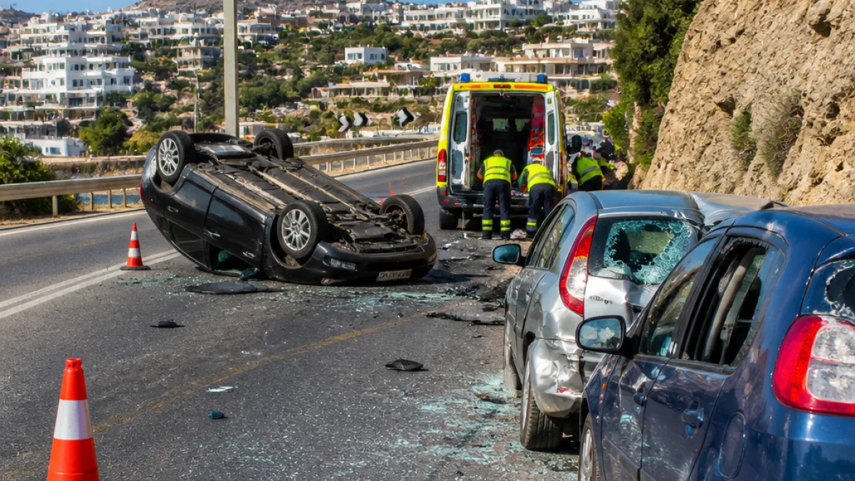 Ηράκλειο: ΙΧ εκτός ελέγχου έπεσε σε σταθμευμένα και ανατράπηκε στον δρόμο Χερσόνησο–Ηράκλειο