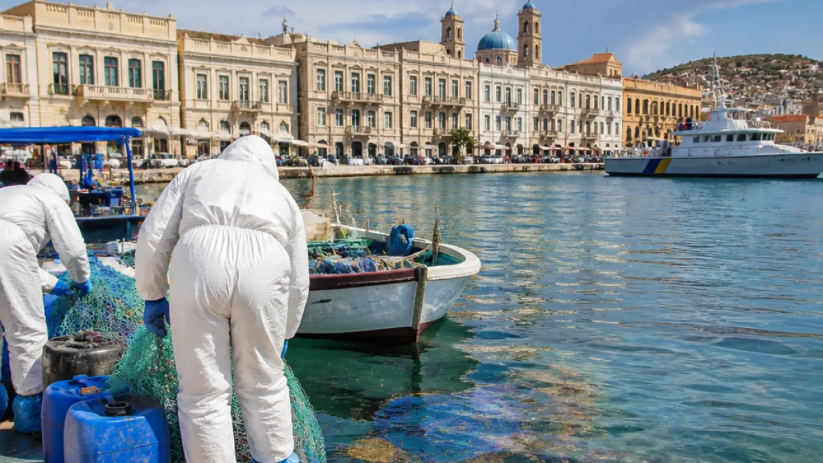 Καταγγελία για ύποπτη ρύπανση στο λιμάνι της Ερμούπολης εγείρει ερωτήματα προς το Λιμεναρχείο