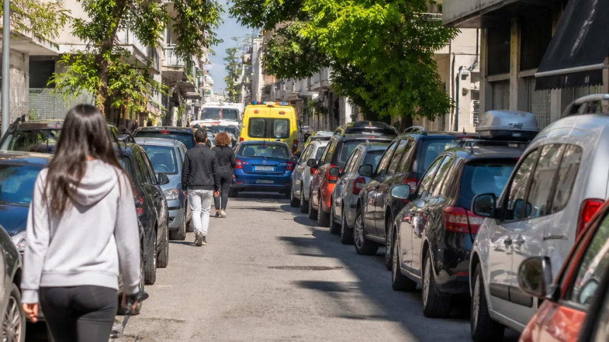Κίνδυνος κυκλοφοριακού μπλοκαρίσματος στην οδό Χάλκης λόγω παράνομης στάθμευσης