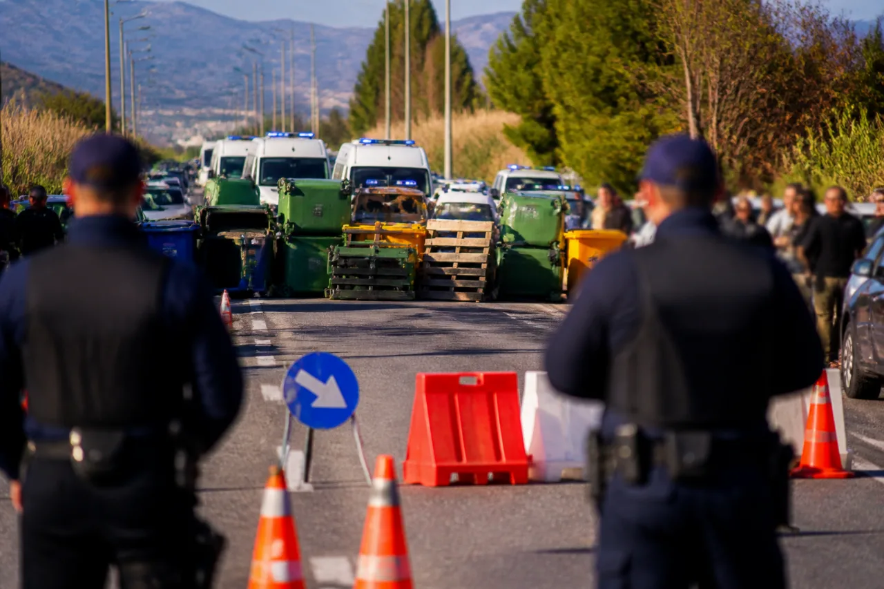 Κλείσιμο της επαρχιακής οδού Άργους–Νέας Κίου από Ρομά μετά από περιστατικό αστυνομικής βίας