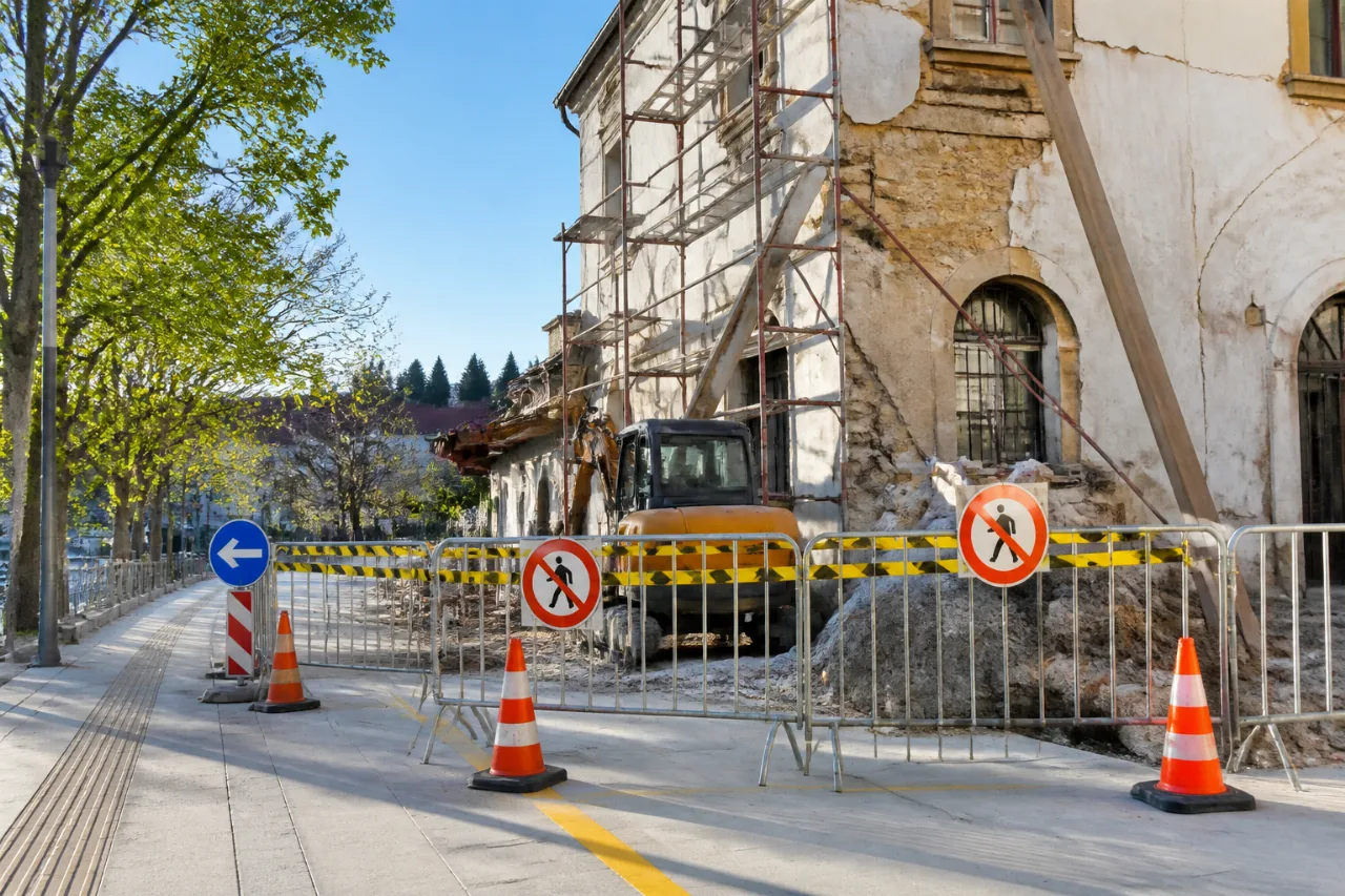 Κλειστό τμήμα πεζοδρομίου στην Καρανάτσιου στη Νάουσα λόγω ετοιμόρροπου κτιρίου
