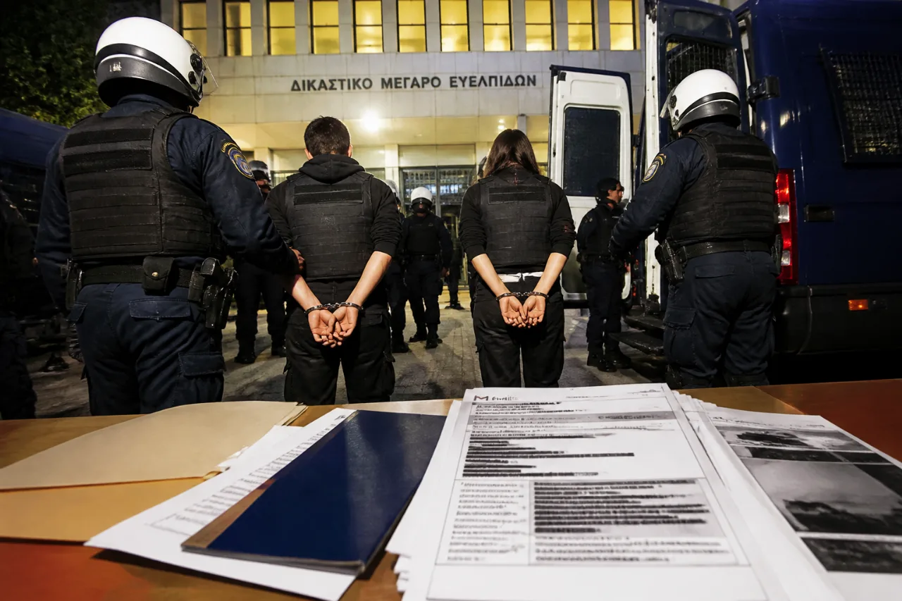 Δύο συλλήψεις για την πολύνεκρη υπόθεση Marfin — επανεξέταση μετά από ανώνυμο email