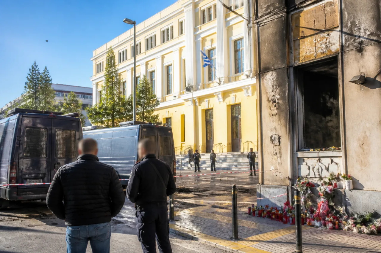 Συλλήψεις για τον εμπρησμό της Marfin: δύο προσαγωγές και ένταλμα για γυναίκα που ζει στη Βρετανία