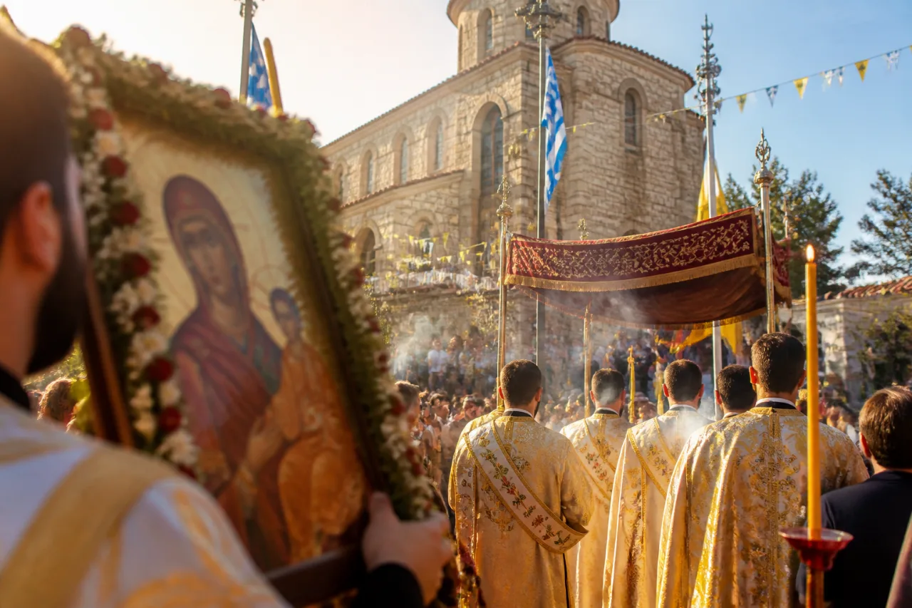 Με λαμπρότητα τίμησαν στα Σέρβια την Αγία Κυριακή και την επιστροφή του Επισκόπου Σινώπης