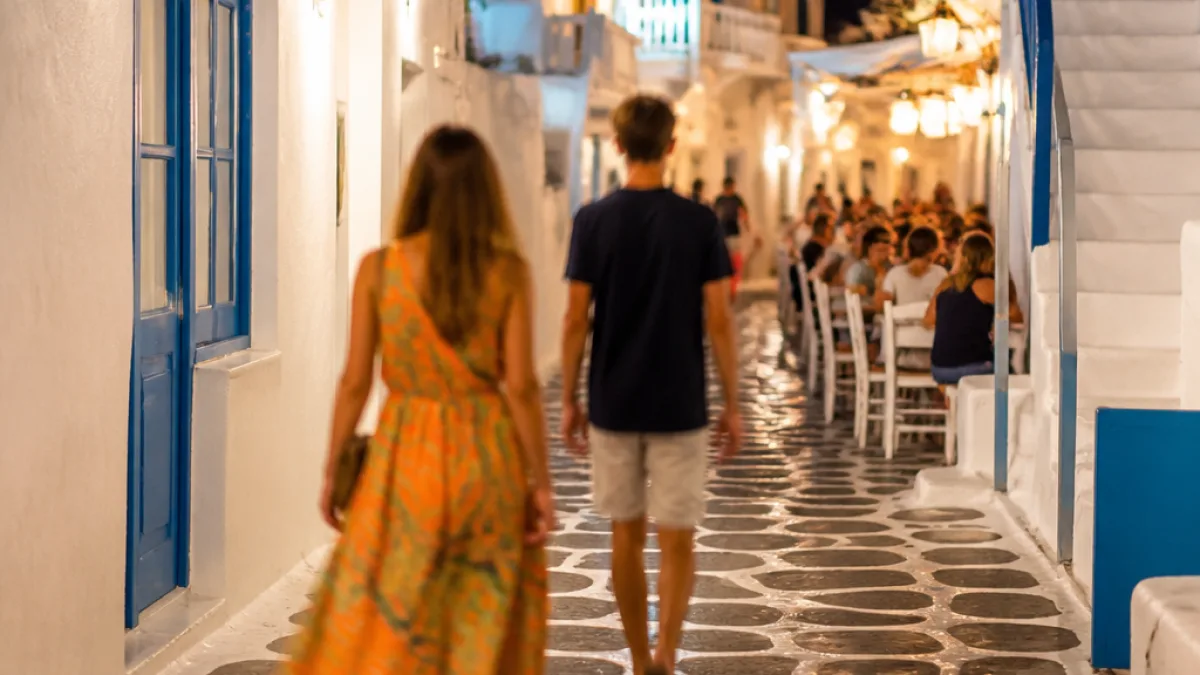 Νατάσα Παζαΐτη στα Ματογιάννια: χαλαρή βόλτα με τον γιο της στη Χώρα