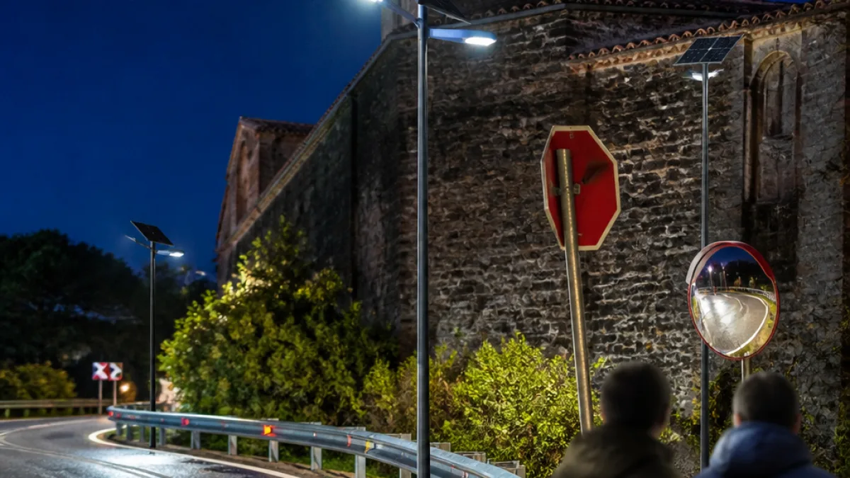 Νέος ηλιακός φωτισμός στη διασταύρωση της Ι.Μ. Αγίας Κυριακής για μεγαλύτερη ασφάλεια