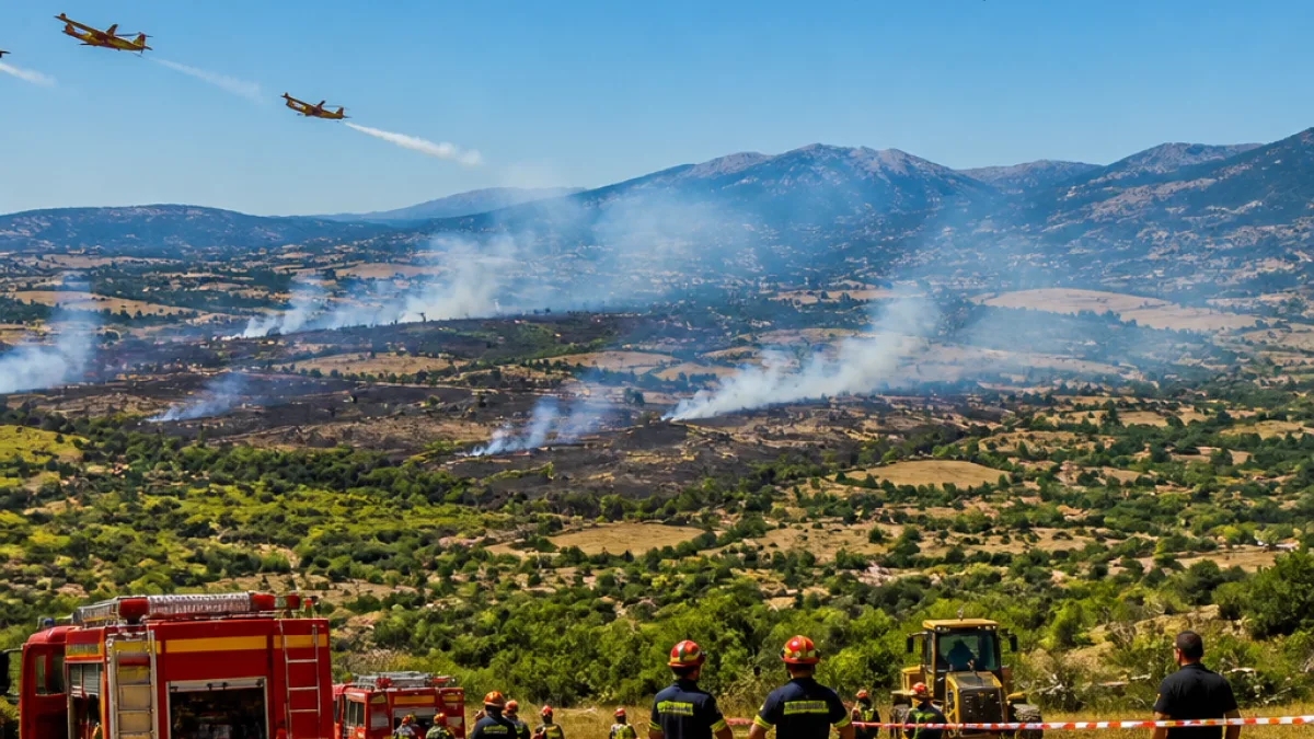 Οριοθετήθηκαν δύο πυρκαγιές στον Κάμπο Παραμυθιάς — ενισχύονται οι έρευνες για τα αίτια