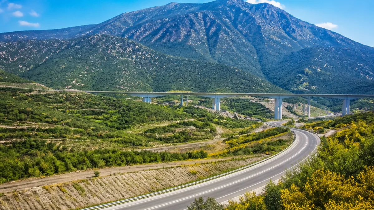 Παλαιόπυργο: τρία χρόνια με γέφυρα σχεδόν βυθισμένη — κάτοικοι διασχίζουν με κίνδυνο