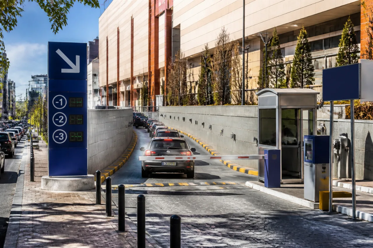 Πώληση πάρκινγκ στο Μαρούσι: η Trastor ρευστοποιεί 555 θέσεις στο «Αίθριο» έναντι €4,05 εκατ.