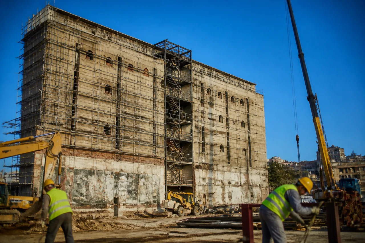 Προχωρούν οι εργασίες στο πρώην SILO: το νέο Εθνικό Μουσείο Εναλίων Αρχαιοτήτων διαμορφώνει την όψη του λιμανιού