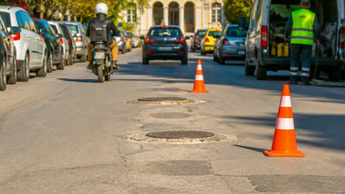 Προβλήματα με φρεάτια στο κέντρο της Καρδίτσας προκαλούν κινδύνους σε οδηγούς και δικυκλιστές