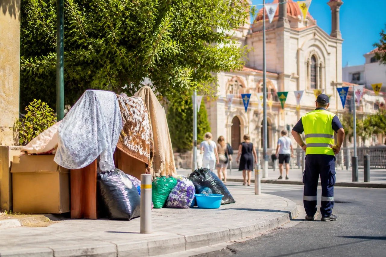 Προβληματισμός στο κέντρο του Ηρακλείου: πρόχειρο κατάλυμα αστέγου πάνω στο πεζοδρόμιο