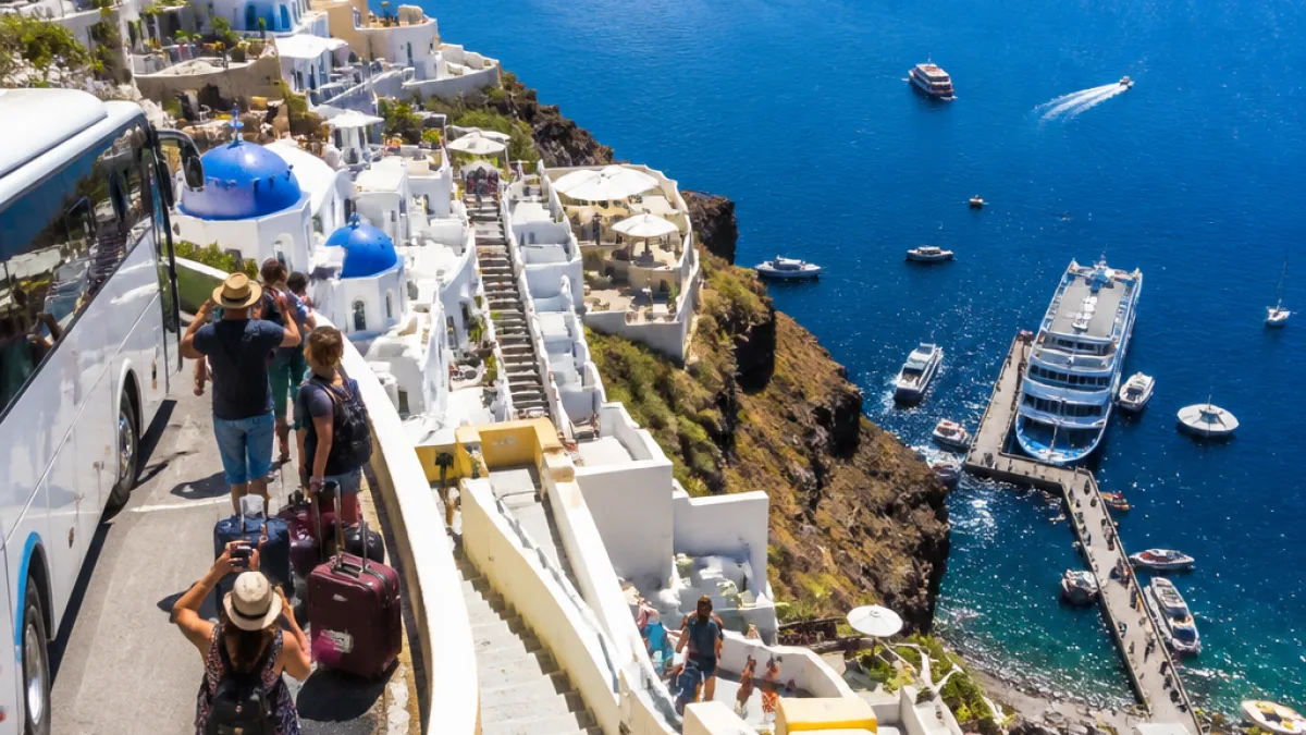 Σαντορίνη: η καλντέρα, οι διαδρομές και τι πρέπει να γνωρίζουν οι επισκέπτες