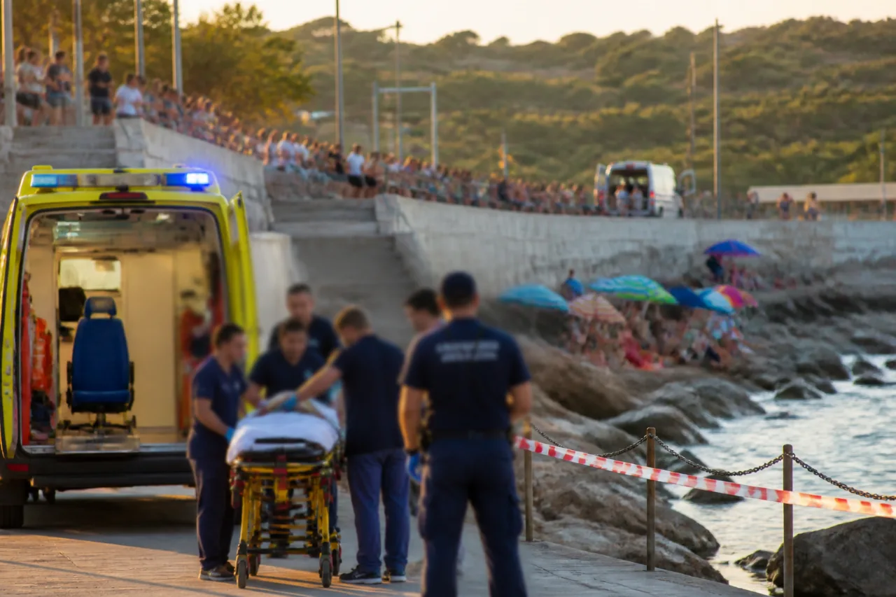Σε κρίσιμη κατάσταση νεαρός μετά από βουτιά στη Σκάλα Περαίας — εκκλήσεις για πληροφορίες