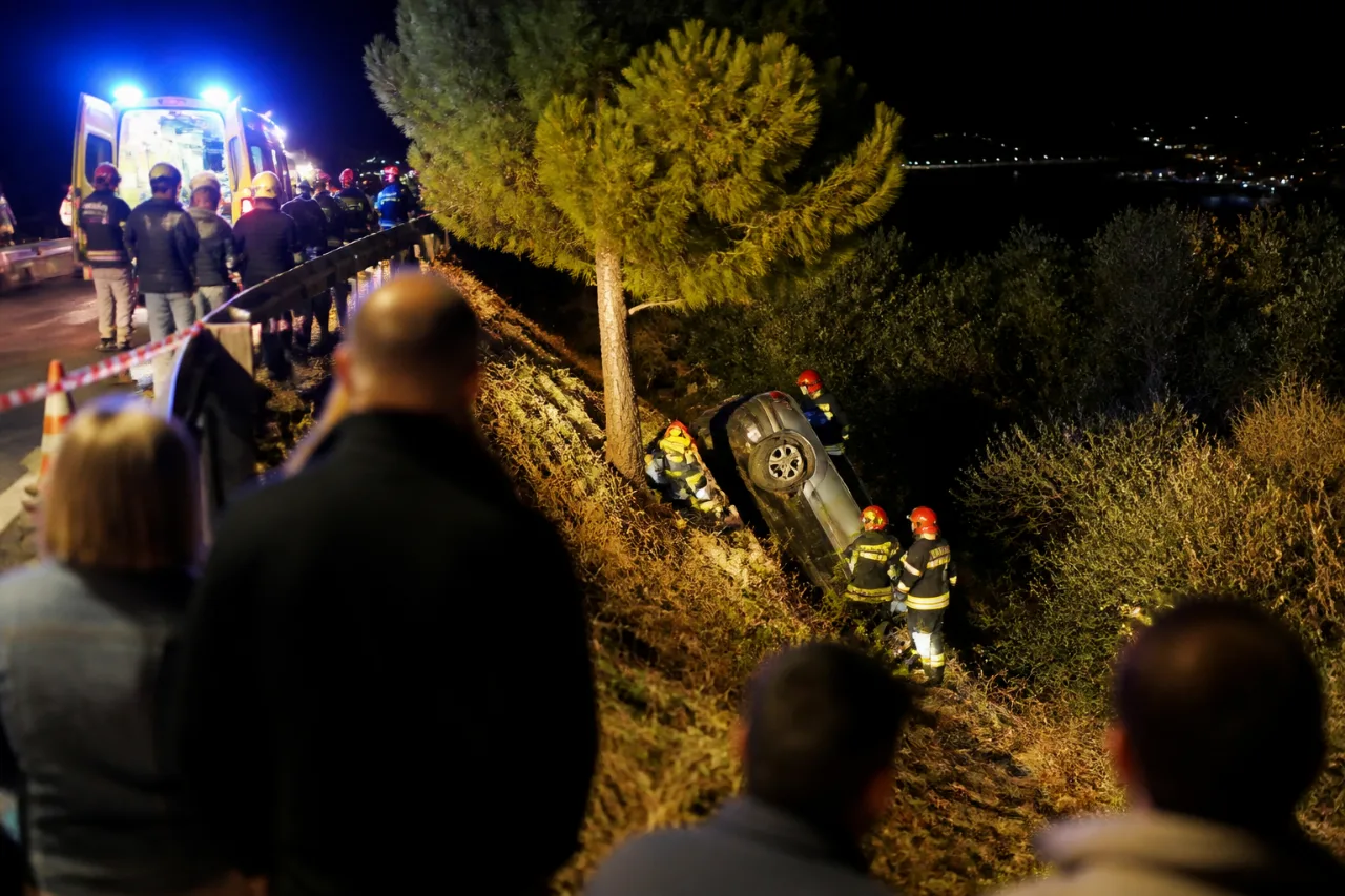 Σοβαρό τροχαίο στα Μύλα Πελασγίας: αυτοκίνητο ανατράπηκε και έπεσε πέντε μέτρα κάτω από το οδόστρωμα