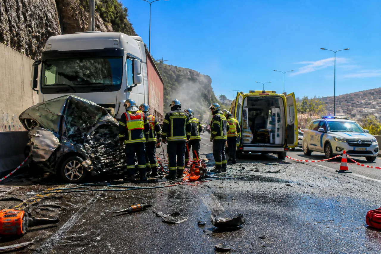 Σοβαρός τραυματισμός σε σύγκρουση ΙΧ με νταλίκα στην είσοδο της Καστέλλας