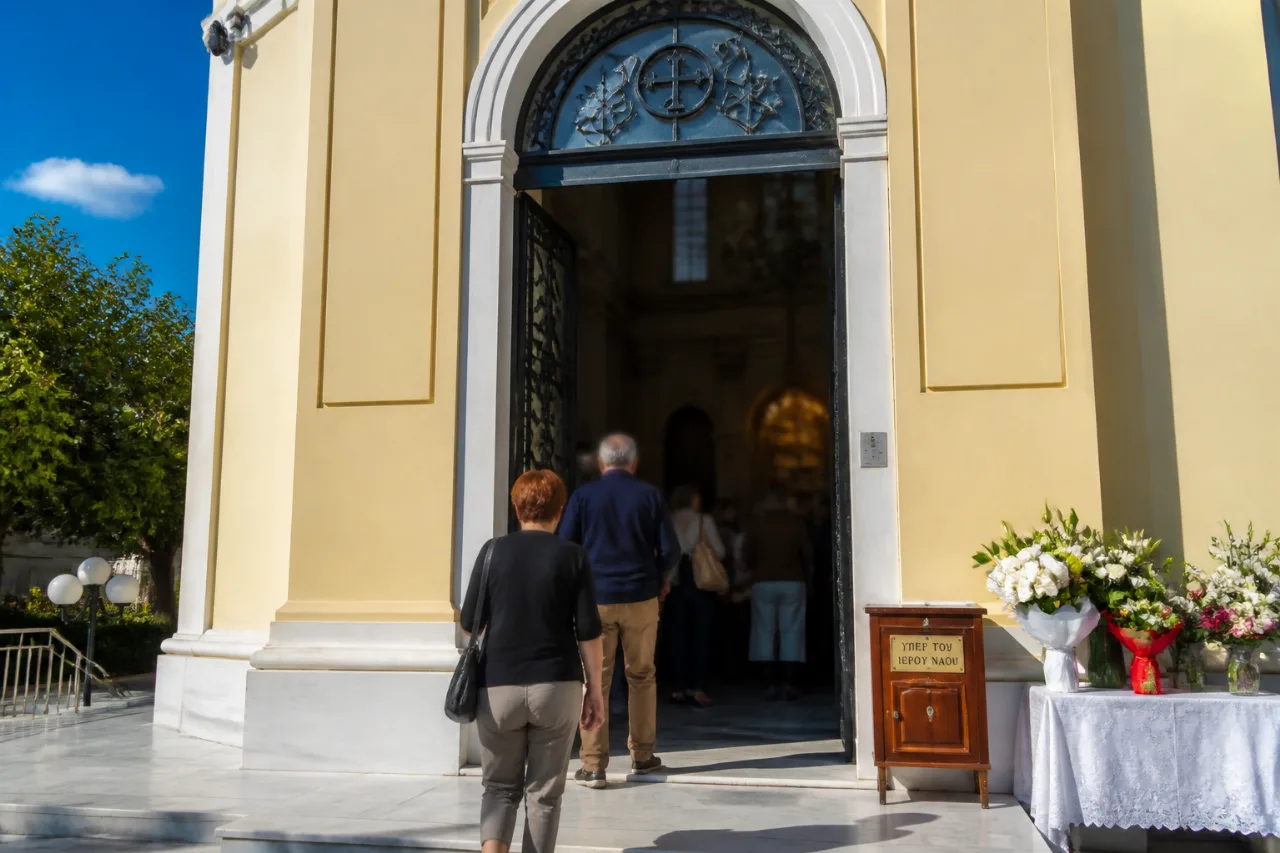 Στο Χαλάνδρι η κηδεία της μητέρας του Νίκου Μωραΐτη — λεπτομέρειες και επιλογή προσφοράς